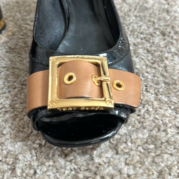 Lady size 8 1/2 medium Tory Burch black and beige pumps with gold detail - Picture 10 of 10